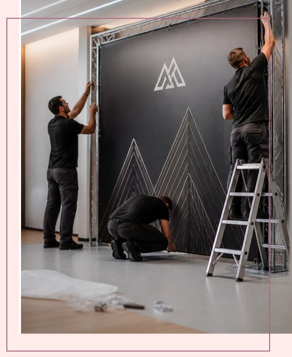 Изготовление и монтаж бренд стены под ключ в Петергофе